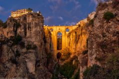 * Ronda im Abendlicht * Die berühmte Brücke der Stadt Ronda in Andalusien in Spanien. Eingebettet in die pittoreske Landschaft erstrahlt die Brücke im sommerlichen Abendlicht.