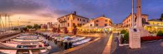 * Bardolino * Die Stadt Bardolino am Gardasee am Abend.