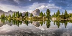 * Bergsee mit Spiegelung * Die Alpen an einem einem hoch gelegenen Bergsee mit glasklarem Wasser und schöner Spiegelung in den Dolomiten in Italien.