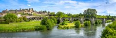* Carcassonne Panorama *   Die mittelalterliche Stadt Carcassonne in der Auvergne im Herzen von Frankreich. Wie eine Burg / Festung aus dem Mittelalter präsentiert sich die Stadt an einem Fluss mit alter historischer Brücke.