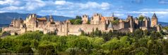 * Carcassonne Panoramablick *   Die mittelalterliche Stadt Carcassonne in der Auvergne im Herzen von Frankreich. Wie eine Burg / Festung aus dem Mittelalter präsentiert sich die Stadt eingebettet in die schöne Landschaft der Region Okzitanien.