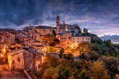 * Montepulciano Abendstimmung * Die Stadt Montepulciano in der Toskana in Italien zum stimmungsvollen Sonnenuntergang.