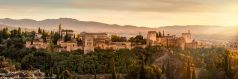* Alhambra im Sonnenuntergang * Die berühmte Alhambra im Herzen der Stadt Granada in Andalusien / Spanien