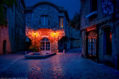 * Carcassonne Nightview *   Abendstimmung in einer Strasse mit Natursteinhaus in der mittelalterlichen Stadt Carcassonne in der Auvergne im Herzen von Frankreich.
