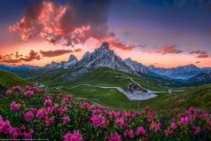* Passo Giau * Alpenpanorama im Abendrot an einer hoch gelegenen Alm am Passo Giao in den Dolomiten in Italien.