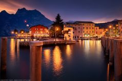 Der Ort Torbole am Gardasee in Italien im stimmungsvollen Abendlicht nach Sonnenuntergang.