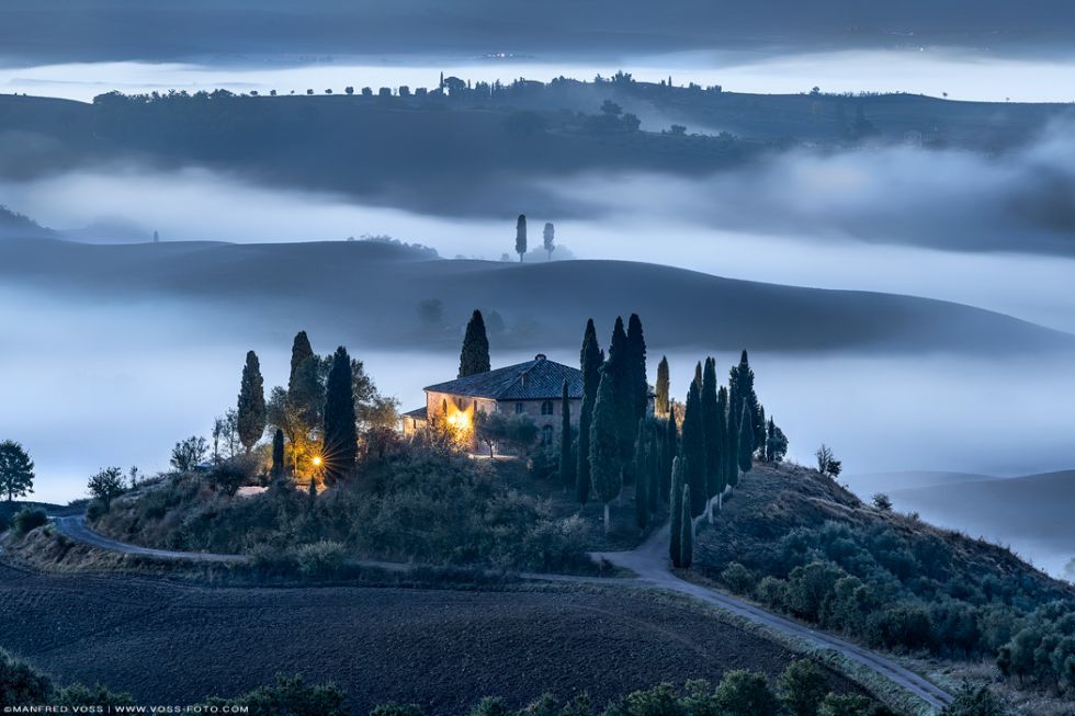 Toskana im Oktober. In sanft geschwungenen Wellen zieht der Nebel morgens durh wisen Felder und Hügel. Harmonisch fürgt sich das Landhaus ein in die pittoresk toskanische Landschaft. Erdtöne. Toskana Italien im Oktober.