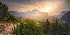 * Sonnenaufgang in den Alpen * Alpenpanorama am Morgen bei einer Wanderung durch die Dolomiten in der Nähe der drei Zinnen.
