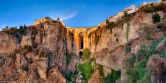 * Ronda Landscape Panorama * Die berühmte Brücke der Stadt Ronda in Andalusien in Spanien.