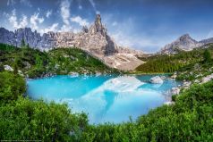 * Sorapis See * Ein kleiner Bergsee im Hochgebirge der Dolomiten in Südtirol / Italien. Der See ist bekannt für seine intensiven Farbtöne von Blau Türkis bis Aquamarinblau.