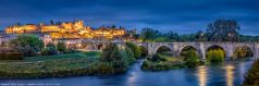 * Carcassonne Lake Nightview *   Die mittelalterliche Stadt Carcassonne in der Auvergne im Herzen von Frankreich. Wie eine Burg / Festung aus dem Mittelalter präsentiert sich die Stadt in schöner Landschaft am Fluss und einer alten historischen Br