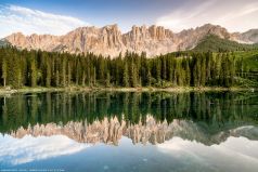 Der Karrersee in den Dolomiten in Südtirol in Italien zur goldenen Stunde. Der See ist nur sehr klein und liegt sehr geschützt. So bildet sich meist eine sehr schön ausgeprägte Spiegelung der umliegenden Berge.