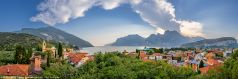 Der Ort Torbole am Gardasee in Italien mit schönem Himmel und Wolken.