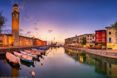 * Lazise * Stimmungsvoller Blick auf den Hafen und die Alstadt der Stadt Lazise am Gardasee.