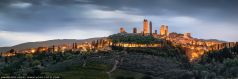 Die Stadt San Gimignano in der Toskana in Italine zur blauen Stunde