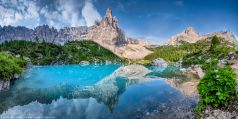 * Sorapis See Bergpanorama * Ein kleiner Bergsee im Hochgebirge der Dolomiten in Südtirol / Italien. Der See ist bekannt für seine intensiven Farbtöne von Blau Türkis bis Aquamarinblau.