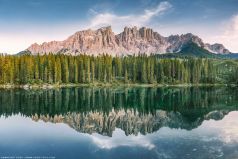 Der Karrersee in den Dolomiten in Südtirol in Italien. Der See ist nur sehr klein und liegt sehr geschützt. So bildet sich meist eine sehr schön ausgeprägte Spiegelung der umliegenden Berge.
