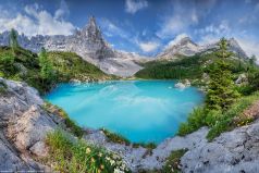 * Lago di Sorapis * Ein kleiner Bergsee im Hochgebirge der Dolomiten in Südtirol / Italien. Der See ist bekannt für seine intensiven Farbtöne von Blau Türkis bis Aquamarinblau.
