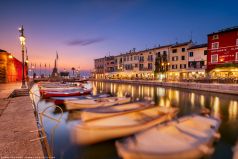 * Lazise am Abend * Stimmungsvoller Blick auf den Hafen und die Alstadt der Stadt Lazise am Gardasee.