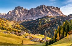 Herbst in den Dolomiten. Das Dorf Tolpei im Wengental in den Dolomiten in Italien in Südtirol