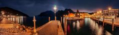 Weites Panorama am Haen von Torbole am Gardasee in Italien im stimmungsvollen Abendlicht .