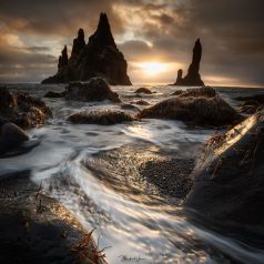 Felsen am Strand von VIK auf Island im Sonnenlicht , Island Reynisdrangar