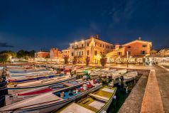 * Bardolino Abendstimmung * Der Hafen und die Altstadt der Stadt Bardolino am Gardasee am Abend.