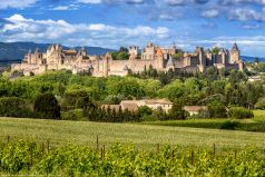 * Carcassonne im Sonnenlicht *   Die mittelalterliche Stadt Carcassonne in der Auvergne im Herzen von Frankreich. Wie eine Burg / Festung aus dem Mittelalter präsentiert sich die Stadt in schöner Landschaft am Fluss und einer alten historischen Br