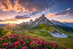 * Passo Giau Sunset * Alpenpanorama zum sonnenuntergang an einer hoch gelegenen Alm am Passo Giao in den Dolomiten in Italien.