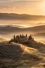 * Toskana Lights * Ein besonderer Morgen im Herzen der Toskana. Schöne Toskana Landschaft mit Wiesen Hügeln und Feldern mit lichtdurchflutetem Nebel bei einem stahlenden Sonnenaufgang.