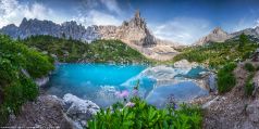 * Lago di Sorapis Alpenpanorama * Ein kleiner Bergsee im Hochgebirge der Dolomiten in Südtirol / Italien. Der See ist bekannt für seine intensiven Farbtöne von Blau Türkis bis Aquamarinblau.
