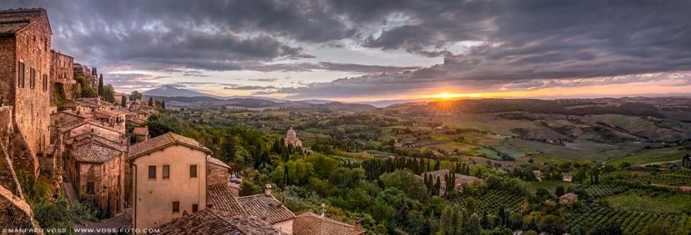 * Sonnenuntergang in Montepulciano * Die Stadt Montepulciano in der Toskana in Italien zum stimmungsvollen Sonnenuntergang.